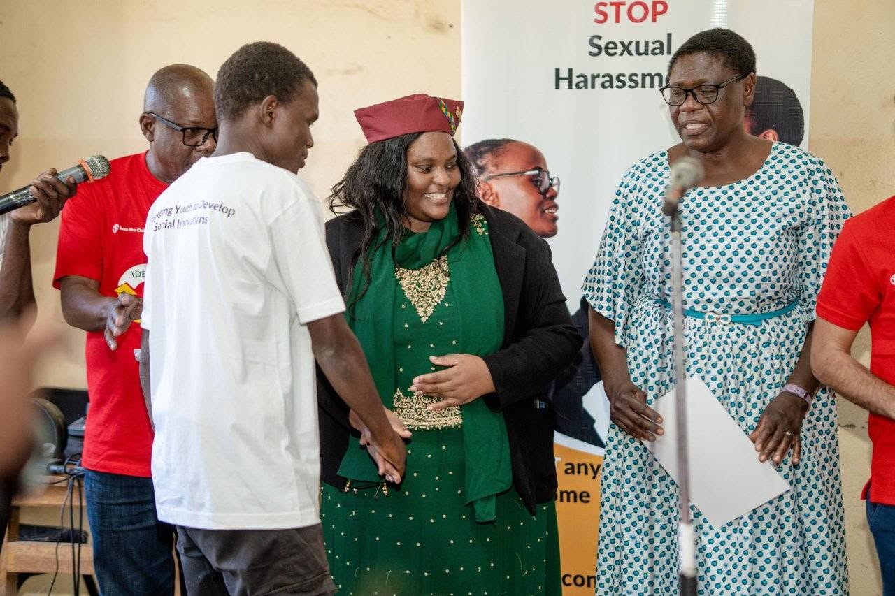 Ceremonial cheque naming Discom Communications Ltd for MWK 5 million
